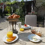 Clos Emilion Et Table D'hote En Option Bed & Breakfast