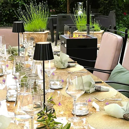 Clos Emilion Et Table D'hote En Option *