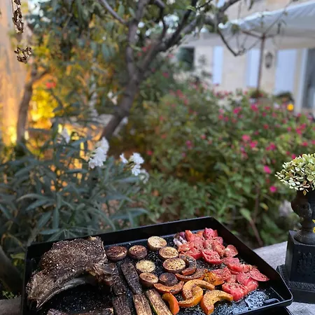 Clos Emilion Et Table D'hote En Option *