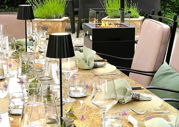 Clos Emilion Et Table D'hote En Option *