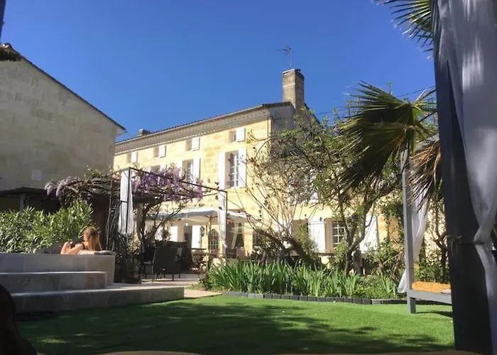 Clos Emilion Et Table D'hote En Option